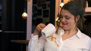 La blusa blanca repele manchas