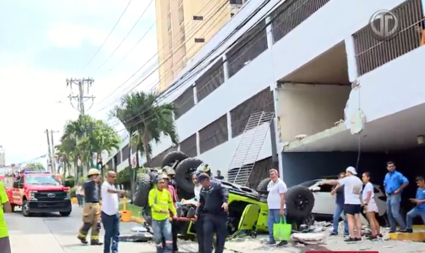 Rescatan a hombre que cayó con su auto desde un edificio&nbsp;