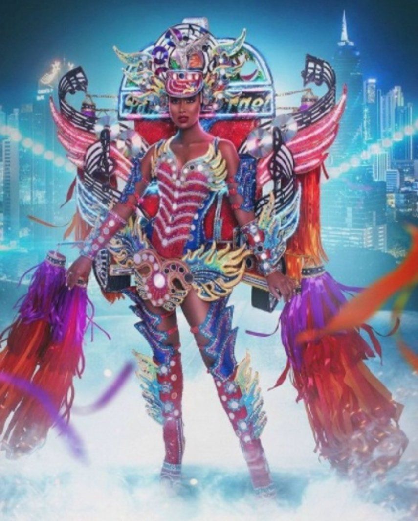 Brenda Smith muestra con orgullo su Diablo Rojo en la preliminar del Miss Universo 2021