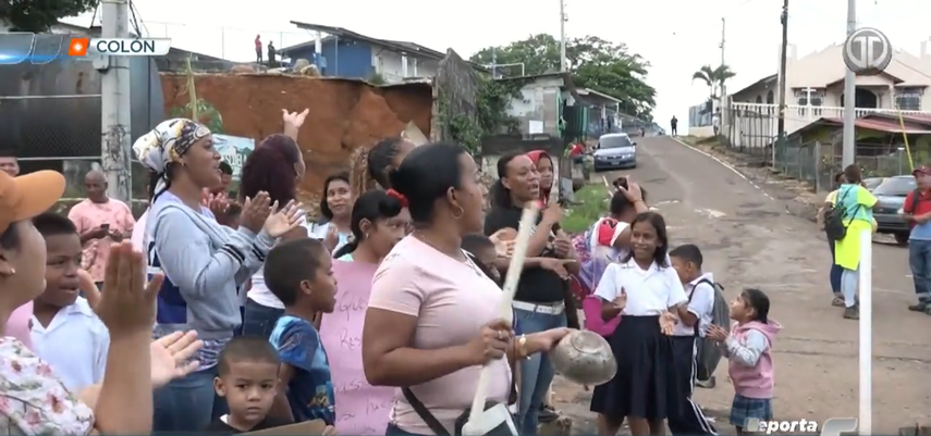 Padres y estudiantes protestan por el mal estado de escuela en Colón.