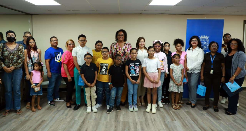 Estudiantes reciben lentes gracias al programa Niñez Sana que Brilla.