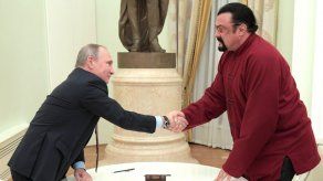 Putin entrega el pasaporte ruso a Steven Seagal
