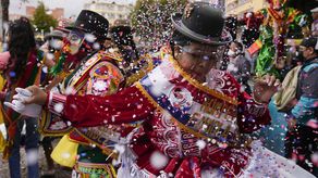 El Carnaval andino, el más grande del país que se realiza en las calles de la ciudad minera de Oruro, se realizará el 26 y 27 de febrero al igual que el de Santa Cruz, al este del país, con sus reinas y carruajes. Santa Cruz es una de las regiones más pobladas por la pandemia.