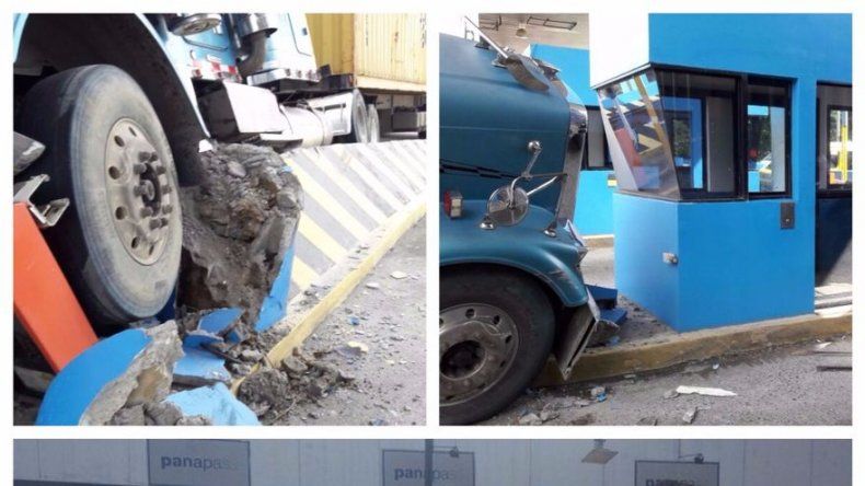 Camión articulado casi choca contra caseta del Corredor Norte