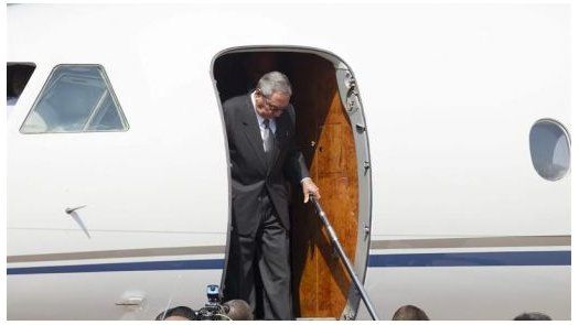 Raúl Castro llega a Venezuela para asistir al funeral de Chávez