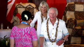 Carlos III llega a Samoa antes de cumbre de la Commonwealth.