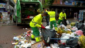 Trabajadores de la AAUD reinician labores de recolección de desechos tras acuerdo con administración