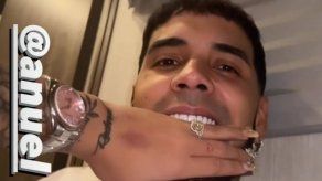 Anuel junto a la mano de Yailin la Más Viral.