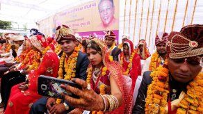Miles de parejas se casan en India en el mejor día para ello según los astros
