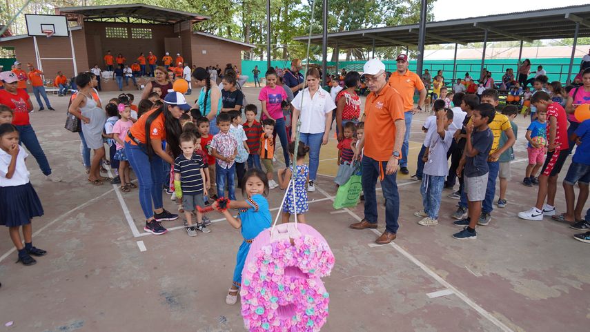Voluntarios de la Fundación CWP distribuyeron bolsas de comidas a las familias y útiles escolares a los niños de Tonosí.
