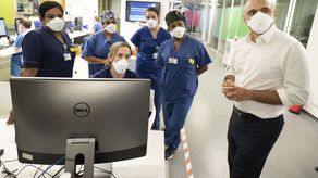 El número de pacientes hospitalizados en el país a causa del COVID-19 ascendió a 18,454 el jueves.