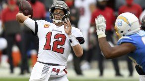 Brady lanza para 5 touchdowns y Bucs vencen a Chargers