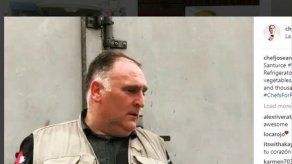 El chef José Andrés prepara miles de paellas diarias en Puerto Rico