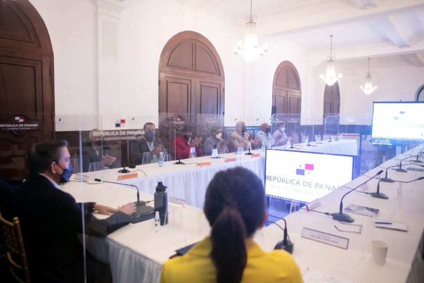 El mandatario Laurentino Cortizo reunido con la Cámara de Transporte.