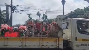 Personal de la Alcaldía de Colón retira decoración navideña de la Gobernación de Colón.