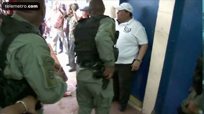Enfrentamientos entre policías y simpatizantes PRD por organización del acto del Día de las Madres