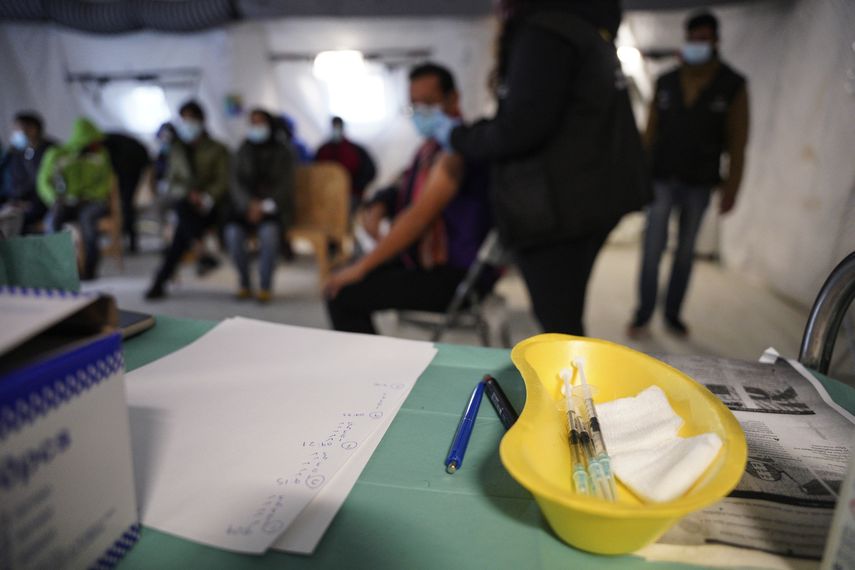 Las autoridades sanitarias de los 27 países del bloque podrán emitir sus recomendaciones oficiales sobre el uso de la dosis de refuerzo “teniendo en cuenta la situación epidemiológica local