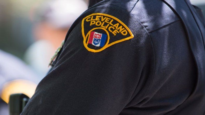 Absuelven a un policía blanco que mató a dos negros en Cleveland