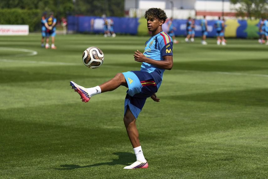 El delantero Lamine Yamal, durante un entrenamiento de la selección nacional de España. El delantero Lamine Yamal, durante un entrenamiento de la selección nacional de España.