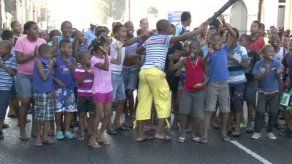 Niños de Colón cierran calles