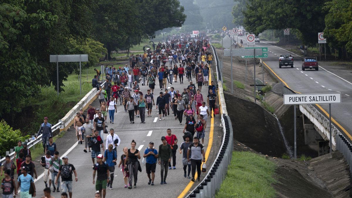 Migrantes en caravana reciben cientos de salvoconductos en M xico