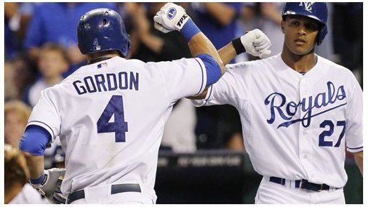 Reales vencen a Boston con jonrón de Maxwell