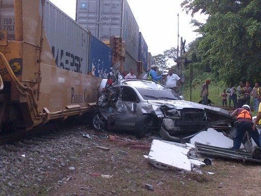 Accidente entre un tren y una camioneta en el área de Arco Iris