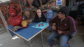 Un pequeño taller en Bolivia replica a los personajes más grandes del mundo