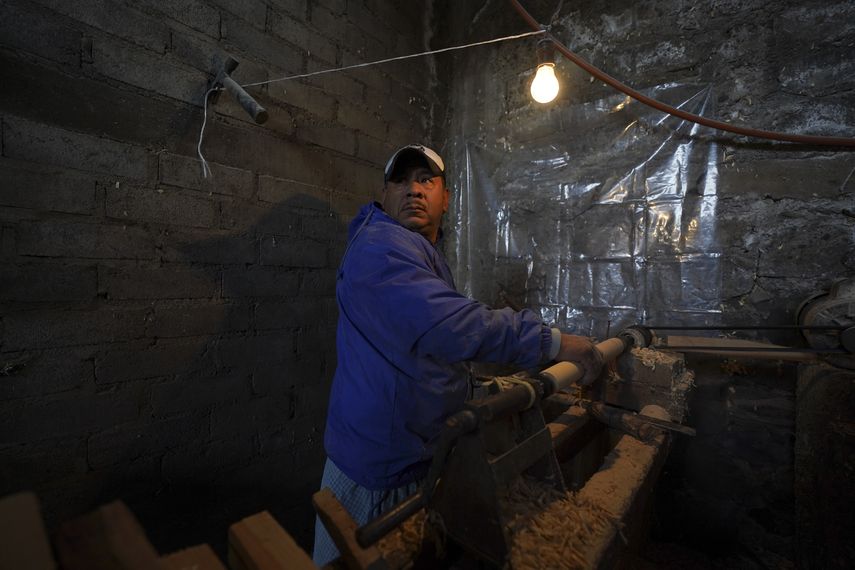 Las frías mañanas de invierno en Comachuén son un regreso a otra época. Los hombres están de regreso en el pueblo por el paro estacional del trabajo agrícola en Estados Unidos.