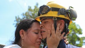 Rescatan a 23 mineros atrapados en mina de oro en Antioquia