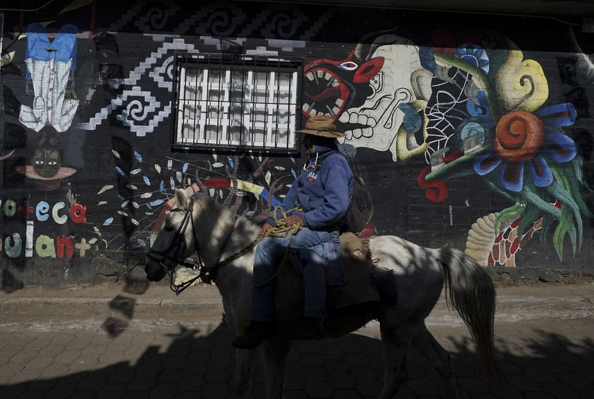Las frías mañanas de invierno en Comachuén son un regreso a otra época. Los hombres están de regreso en el pueblo por el paro estacional del trabajo agrícola en Estados Unidos.