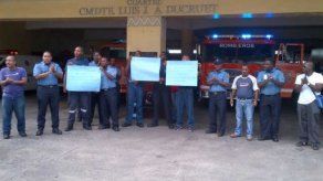 Bomberos en Colón apoyan lucha de la capital y salen a la calle