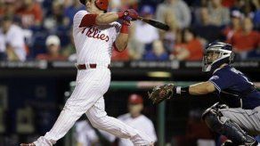 Panameño Carlos Ruiz guía a los Filis a victoria 10-5 sobre Padres