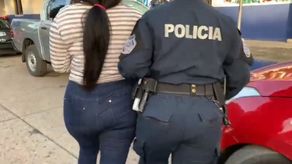 Mujer es aprehendida por usar tarjetas de crédito