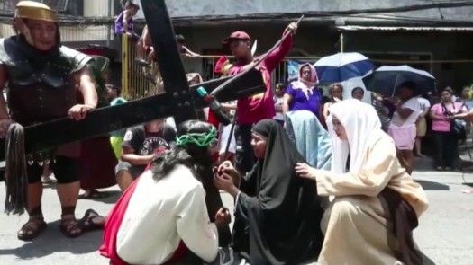 Latigazos y cruces a la espalda en un sangriento Jueves Santo en Filipinas