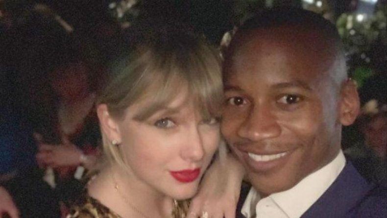 Taylor Swift lleva un anillo con las iniciales de su novio Joe Alwyn
