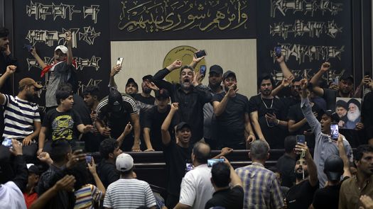 Si las protestas escalan, sería lo más cerca que han estado de una confrontación los seguidores de Al-Sadr y Al-Maliki desde 2008, cuando el ex primer ministro lideró al ejército de Irak para expulsar a la milicia anterior del clérigo, el Ejército Mahdi, de la ciudad sureña de Basora.