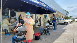 Personal de salud aplica pruebas de hisopados para detectar casos positivos de covid-19.