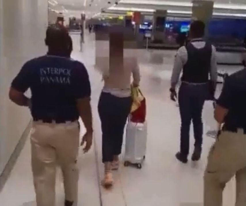 Momentos en los que la mujer fue detenida por agentes de la Interpol de Panamá en el eropuerto para su extradición.
