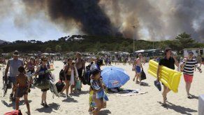 Bomberos franceses cercan un agresivo incendio en Var