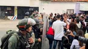 Guaidó celebra que militares se unan y faciliten ingreso de ayuda a Venezuela