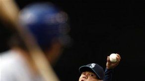 Félix Hernández gana duelo a Yu Darvish en Grandes Ligas