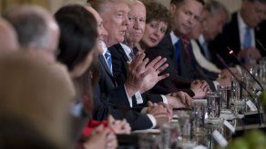 Trump enfrenta la ira de los conservadores por reforma del sistema de salud