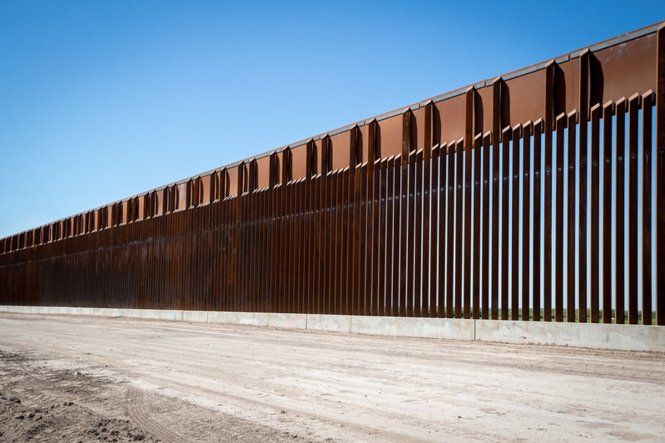El presidente Joe Biden anunció la detención de la construcción del muro fronterizo tras asumir el gobierno en enero.