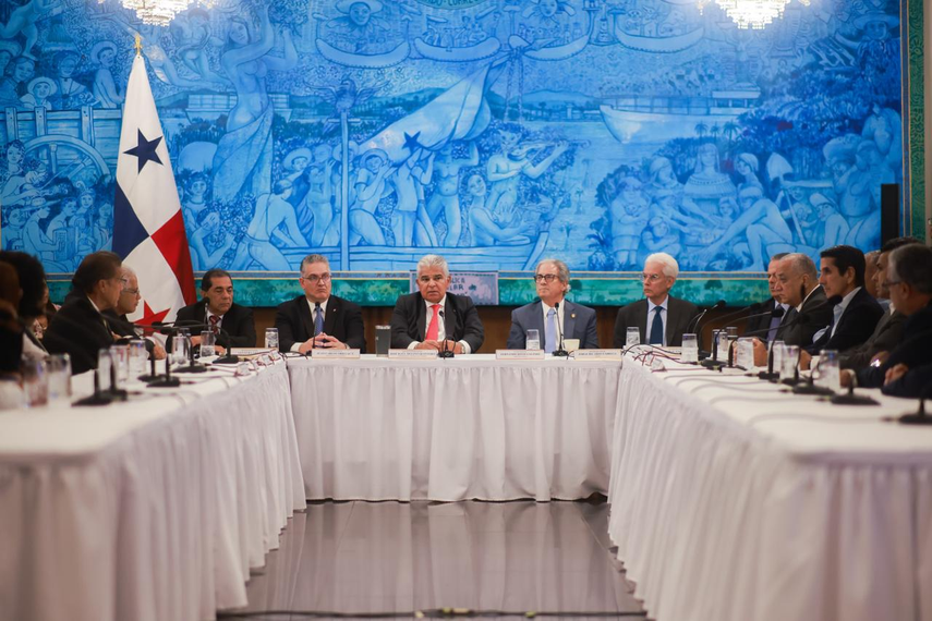 Presidente Mulino habla con representantes de partidos políticos