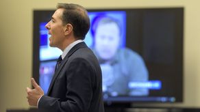 En un juicio similar en Texas el mes pasado, un jurado determinó que Jones y Free Speech Systems deberán pagarles casi 50 millones de dólares a los padres de unos de los niños muertos en Sandy Hook.