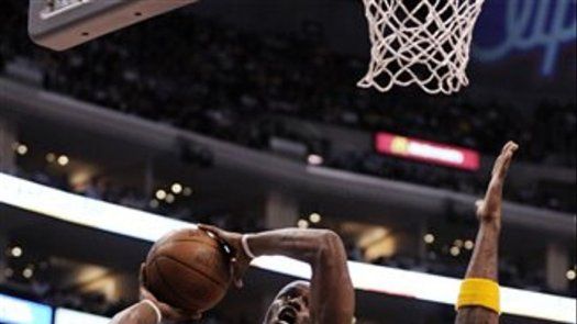 Nowitzki ayuda a Dallas a lograr lugar en playoffs