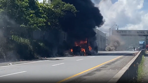 Vehículo incendiado detiene tráfico en el puesto de control en Guabalá.