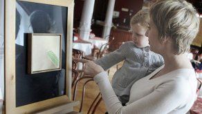 Estudiante de arte coloca cuadro propio en museo de Polonia