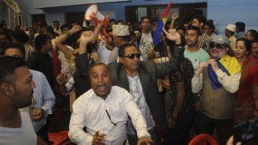 Manifestantes arrojan sillas a ministro de Nepal